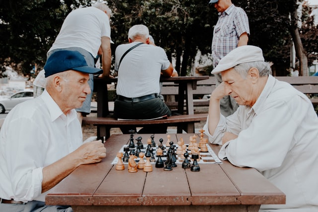 שני קשישים משחקים שחמט